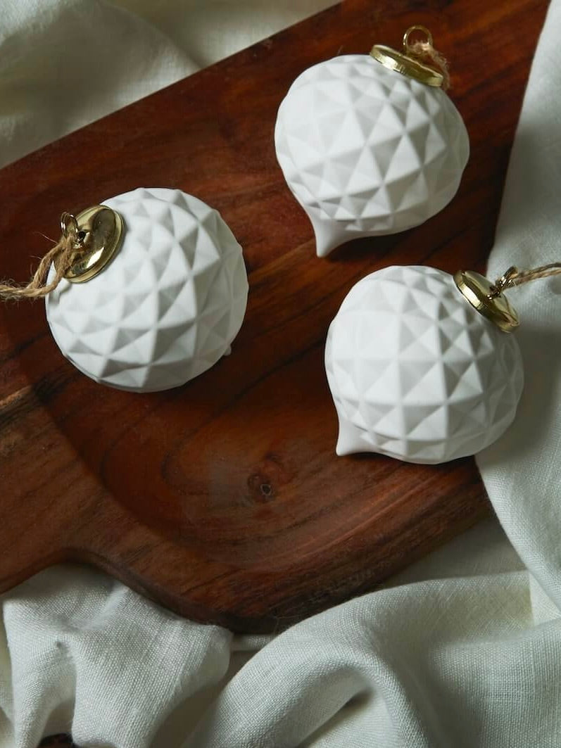 Set Of 3 White Ceramic Onion Decoration