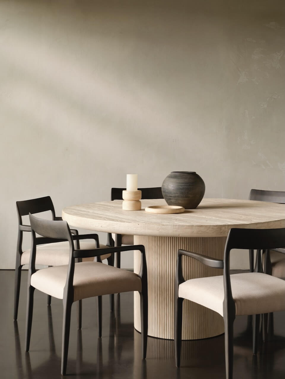 Layered Lounge dining furniture creating a calm and proportionate room